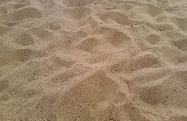 Jaki piasek jest w Dębkach, Rewalu, Międzyzdrojach czy Jastarni. Nie - nie taki sam :)