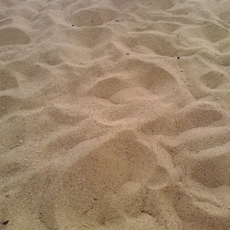 Jaki piasek jest w Dębkach, Rewalu, Międzyzdrojach czy Jastarni. Nie - nie taki sam :)